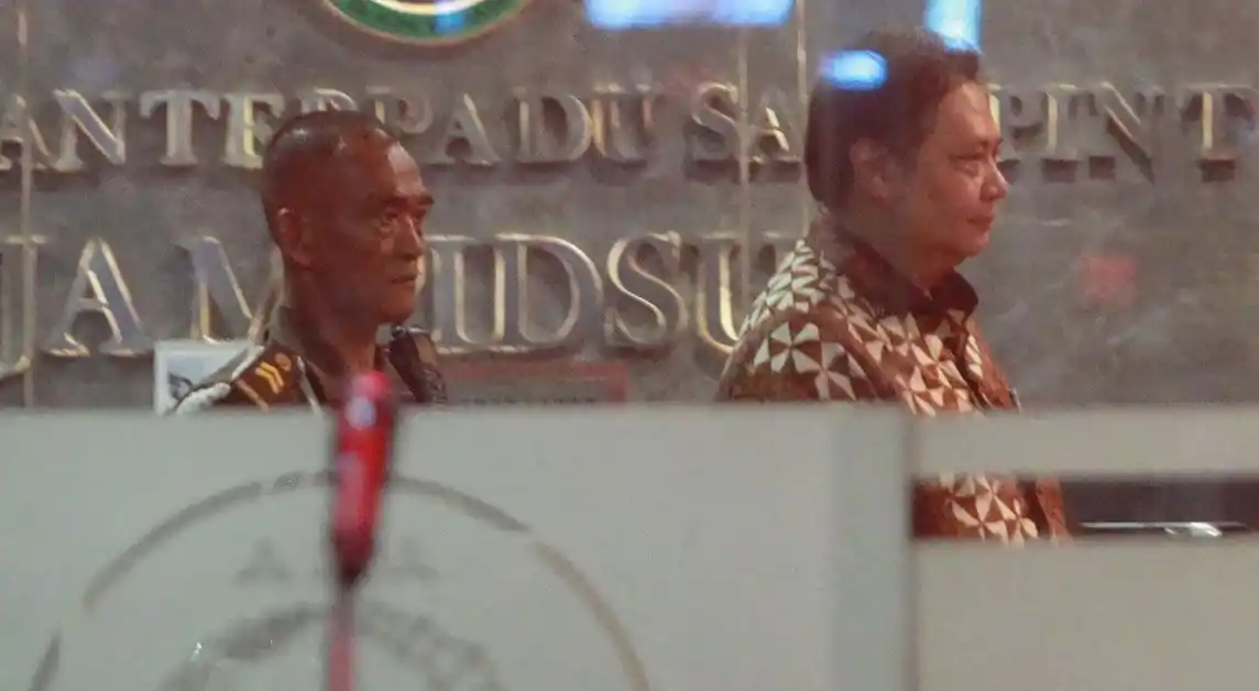 Kejaksaan Agung (Kejagung) berpeluang memanggil kembali Menteri Koordinator Bidang Perekonomian Airlangga Hartarto sebagai saksi untuk memperdalam kasus dugaan korupsi ekspor minyak sawit mentah atau crude palm oil (CPO) dan produk turunannya periode 2021-2022 namun 2 bergulir dia belum juga diperiksa lagi. Dia pernah diperiksa pada Senin (24/7/2023) (Foto: Dok MI/Ant)