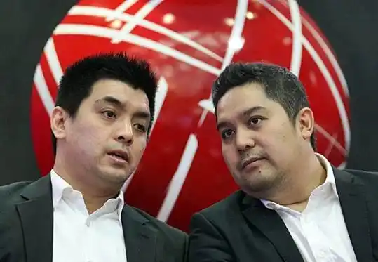 President dan CEO PT Pinnacle Persada Investama Guntur Putra (kanan) berbincang dengan Managing Director dan CIO Andri Yauhari di sela-sela konferensi pers peluncuran Pinnacle FTSE Indonesia ETF (XPFT), di Jakarta, Senin (10/9/2018).