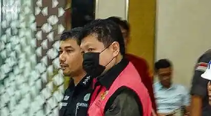 Tersangka kasus korupsi yang juga mantan Direktur Utama PT Sritex, Iwan Setiawan Lukminto di Gedung Jaksa Agung Muda Pidana Khusus (Jampidsus), Jakarta, 21 Mei 2025.