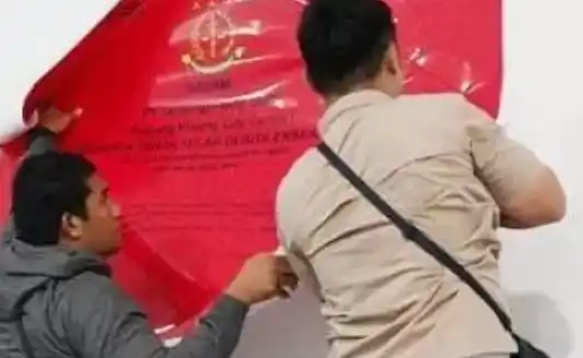 Proses pemasangan segel berupa stiker merah berukuran cukup besar tersebut juga didampingi oleh pihak dari Kejaksaan Tinggi (Kejati) Kepri, pada Rabu (8/10/2025) lalu.