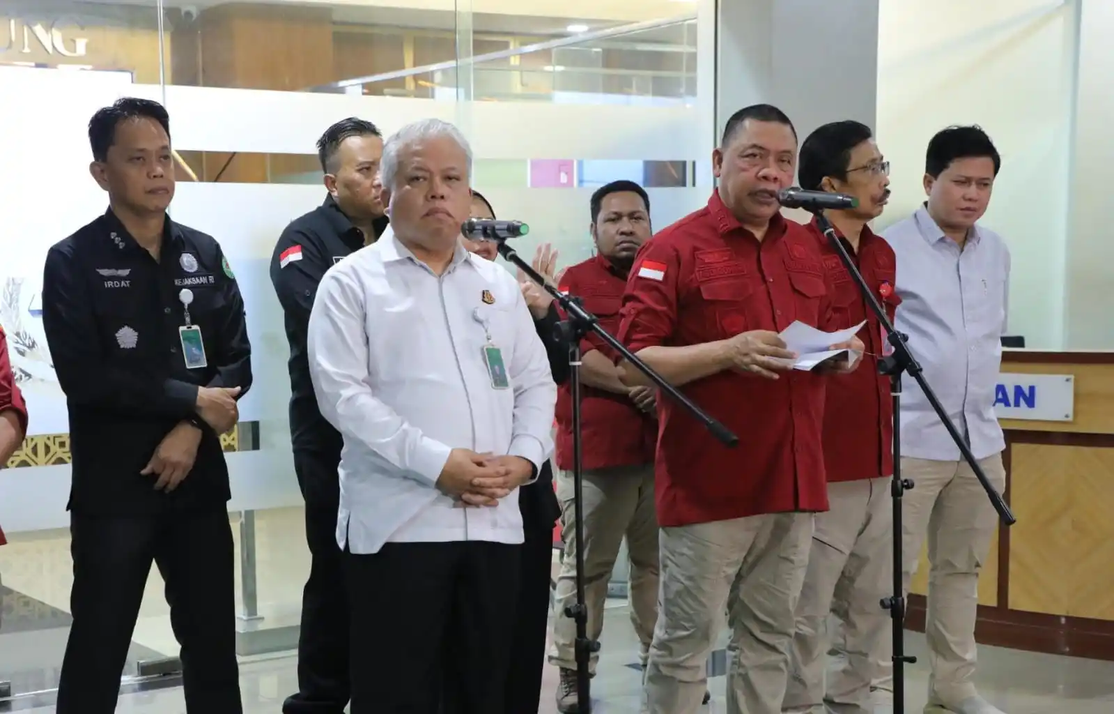 Direktur Penyidikan Jampidsus Kejagung, Abdul Qohar (kanan) dan Kepala Pusat Penerangan Hukum (Kapuspenkum) Kejagung, Harli Siregar (kiri) (Foto: Dok MI/Aswan)