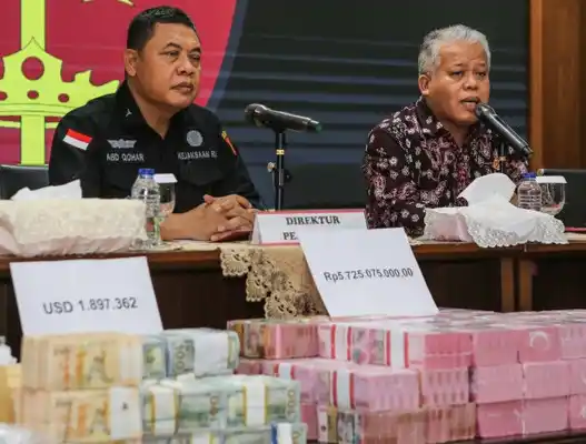 Direktur Penyidikan Jaksa Agung Muda Tindak Pidana Khusus Abdul Qohar (kiri) bersama Kapuspenkum Kejagung Harli Siregar (kanan) menyampaikan keterangan terkait penangkapan mantan pejabat Mahkamah Agung Zarof Ricar di Kejagung, Jakarta, Jumat (25/10/2024)