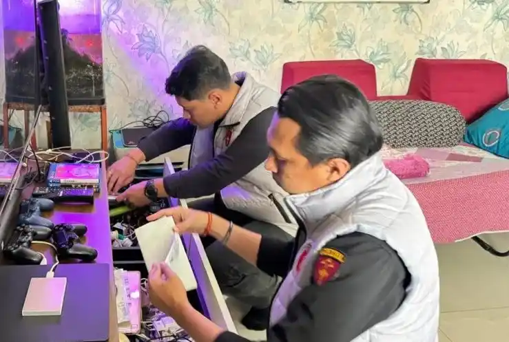 Penyidik Bidang Tindak Pidana Khusus (Pidsus) Kejaksaan Tinggi (Kejati) Daerah Khusus Jakarta menggeledah dua lokasi berbeda yang merupakan kediaman tersangka dalam perkara dugaan tindak pidana korupsi di PT Telkom Indonesia (Persero) Tbk, pada Selasa (27/5/2025).