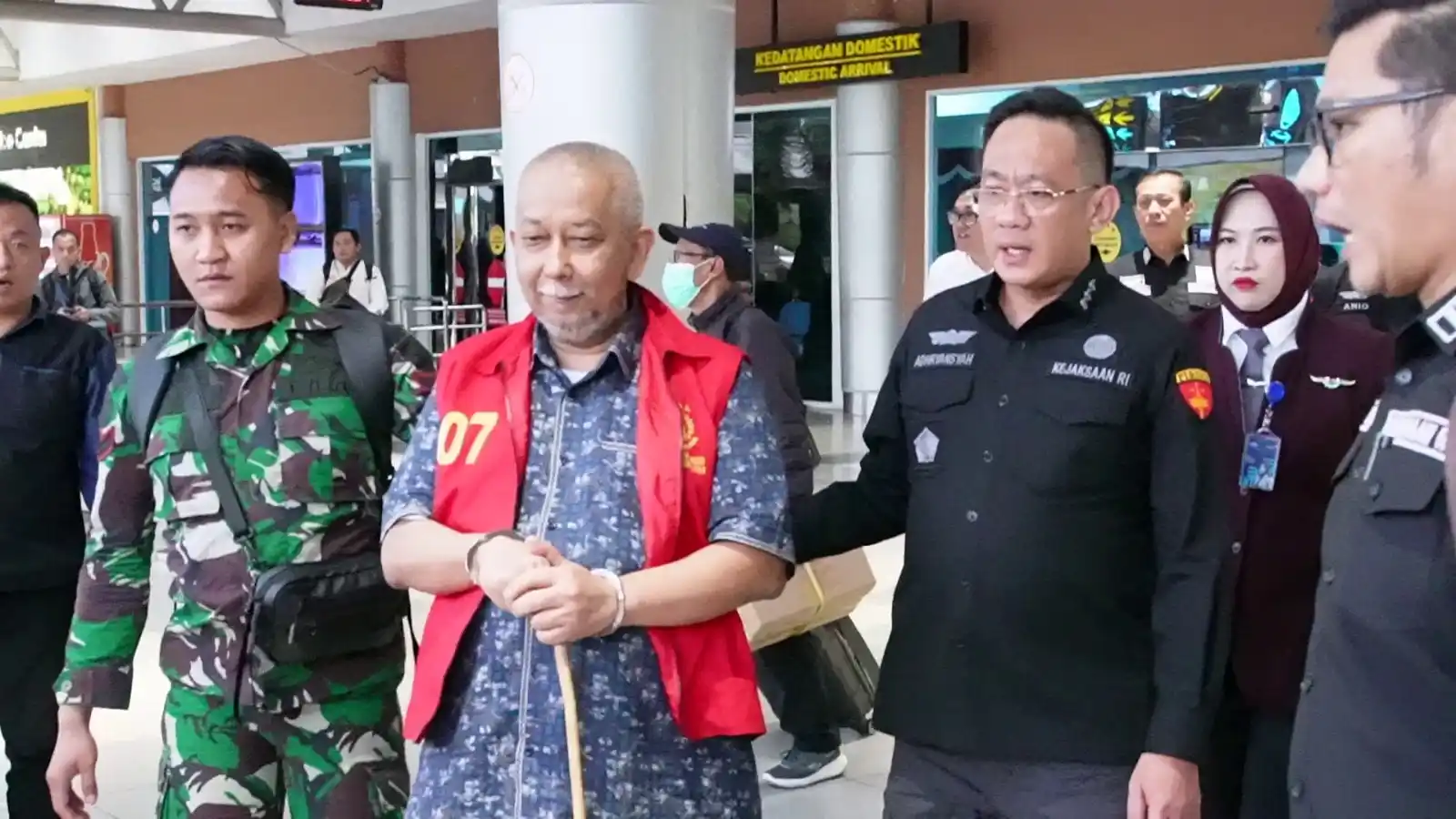 Tim Penyidik Bidang Tindak Pidana Khusus Kejaksaan Tinggi Sumatera Selatan menjebloskan Direktur Jenderal Perkeretaapian (DJKA) Kementerian Perhubungan (Kemenhub) periode Mei 2016-Juli 2017 Prasetyo Boeditjahjono (PB) ke Rutan Klas I Palembang. (Foto: Dok MI/Aan)