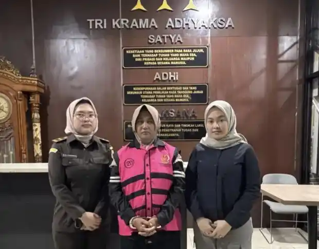 Tersangka mengenakan rompi tahanan Kejari Jaksel (Foto: Dok MI/Ist)