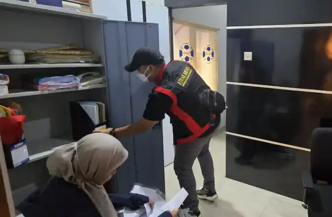 Tim Penyidik Pidana Khusus (Pidsus) Kejaksaan Negeri Kota Bekasi saat menggeledah kantor PT Cahaya Ilmu Abadi (CIA) (Foto: Dok MI/Istimewa)