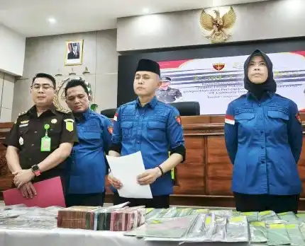 Tim Pidana Khusus Kejaksaan Tinggi Lampung melakukan penggeledahan di rumah mantan Gubernur Lampung Arinal Djunaidi di Jalan Sultan Agung, Kelurahan Sepang Jaya, Kecamatan Kedaton, Bandar Lampung. Petugas menyita lima jenis barang berharga senilai Rp38,5 miliar lebih, dalam perkara korupsi PT LEB, Rabu 3 September 2025. (Foto: Dok MI/Istimewa)