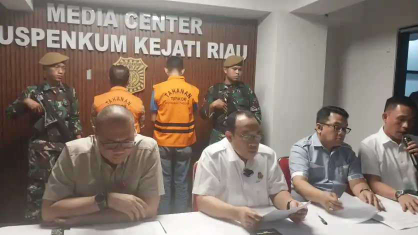 Kejaksaan Tinggi (Kejati) Riau melalui Tim Penyidik Tindak Pidana Khusus menetapkan dua tersangka dalam perkara dugaan tindak pidana korupsi dana swakelola rehabilitasi dan pembangunan gedung sekolah dasar (SD) yang bersumber dari Dana Alokasi Khusus (DAK) Fisik Tahun Anggaran 2023.