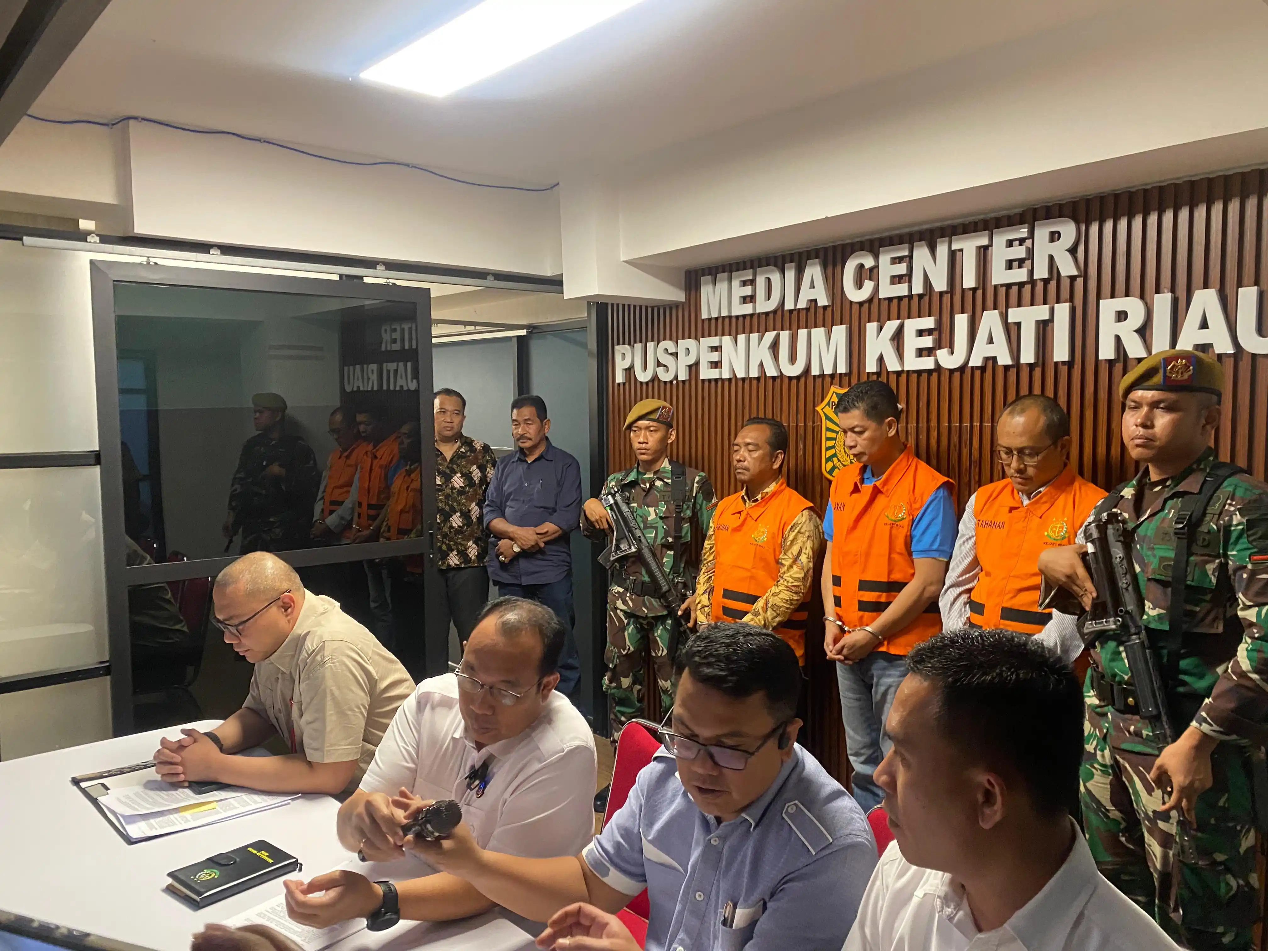 Tim Penyidik Tindak Pidana Khusus menetapkan 1 tersangka inisial IR dalam perkara dugaan tindak pidana korupsi pekerjaan Pembangunan Pelabuhan Penyeberangan Sagu-Sagu Lukit. Foto: Dok MI