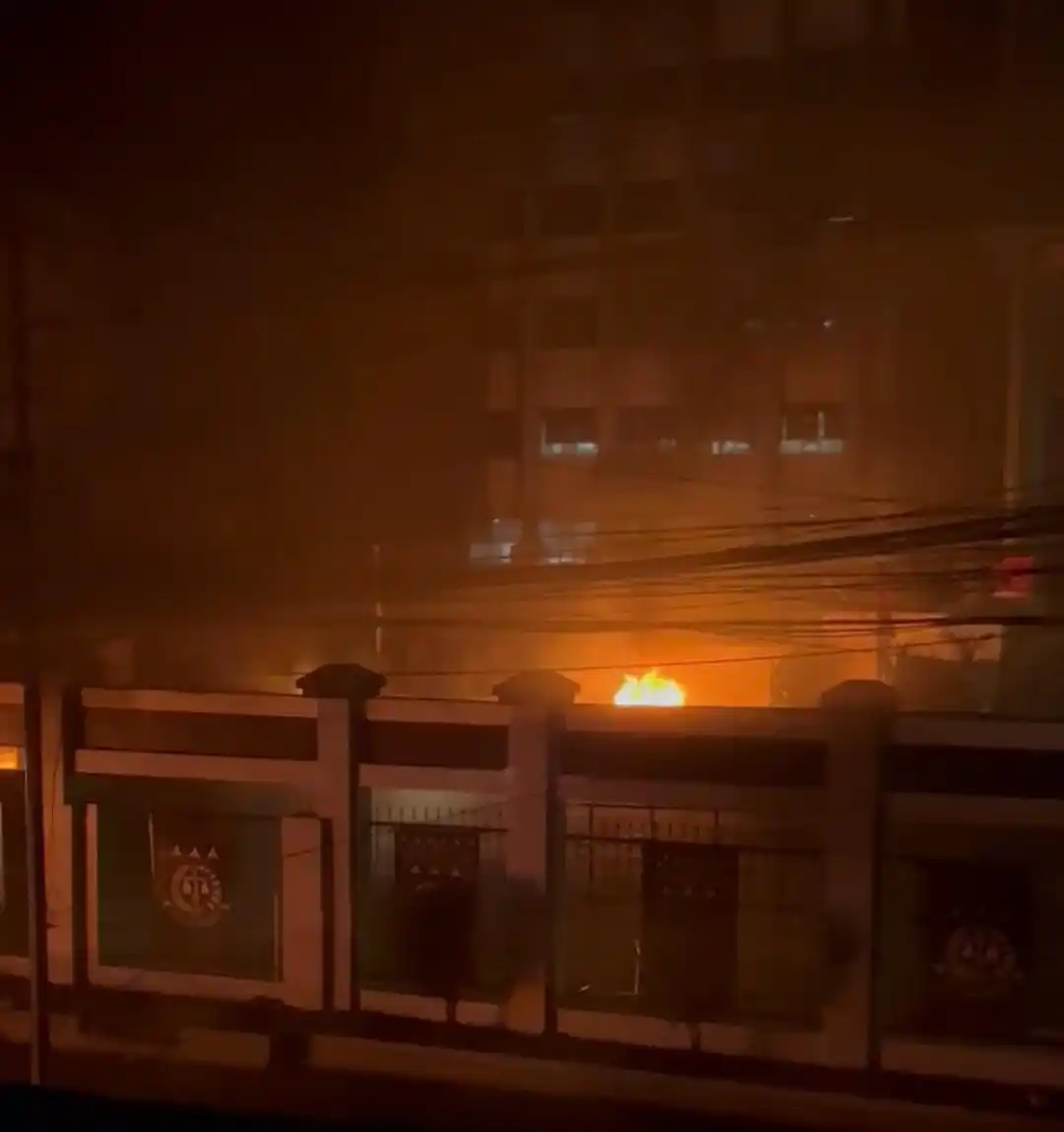 Api membara di Gedung Kejati Sulsel, Jl Urip Sumoharjo dikuasai ribuan massa. Foto: Dok MI/Aan