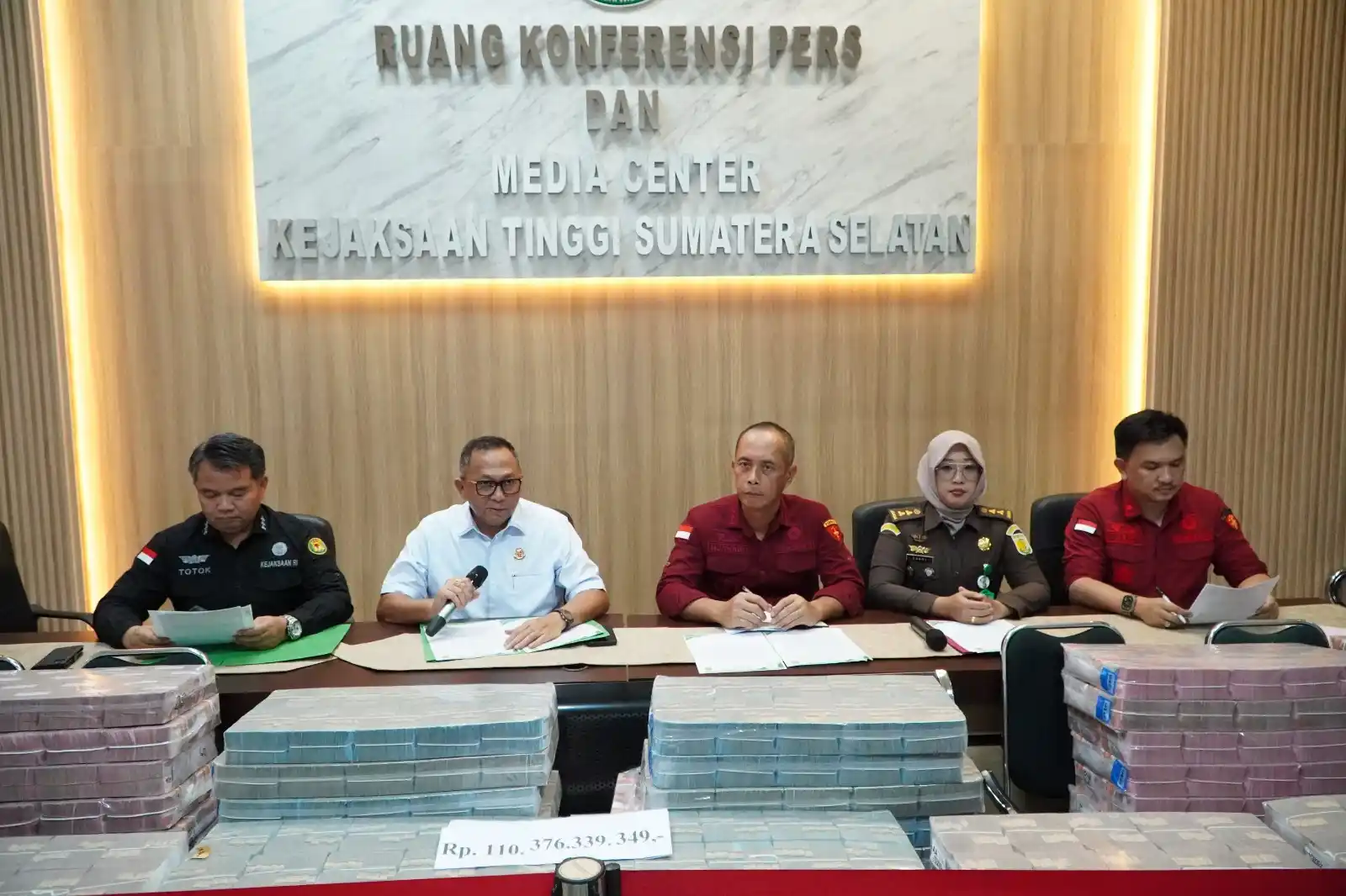 Kajati Sumsel, Ketut Sumedana (baju putih) (Foto: Dok MI)