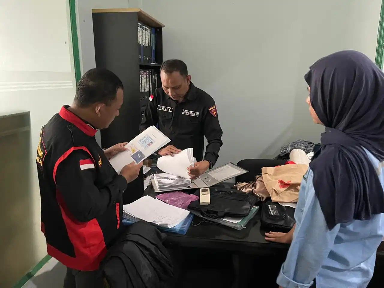 Tim Penyidik Kejaksaan Tinggi (Kejati) Sumatera Selatan (Sumsel) melaksanakan penggeledahan di 4 lokasi terkait dengan kasus dugaan korupsi kegiatan pendistribusian semen dalam Wilayah Provinsi Sumsel oleh Distributor PT. KMM Tahun 2018-2022 pada Selasa (21/10/2025) kemarin. (Foto: Dok MI)