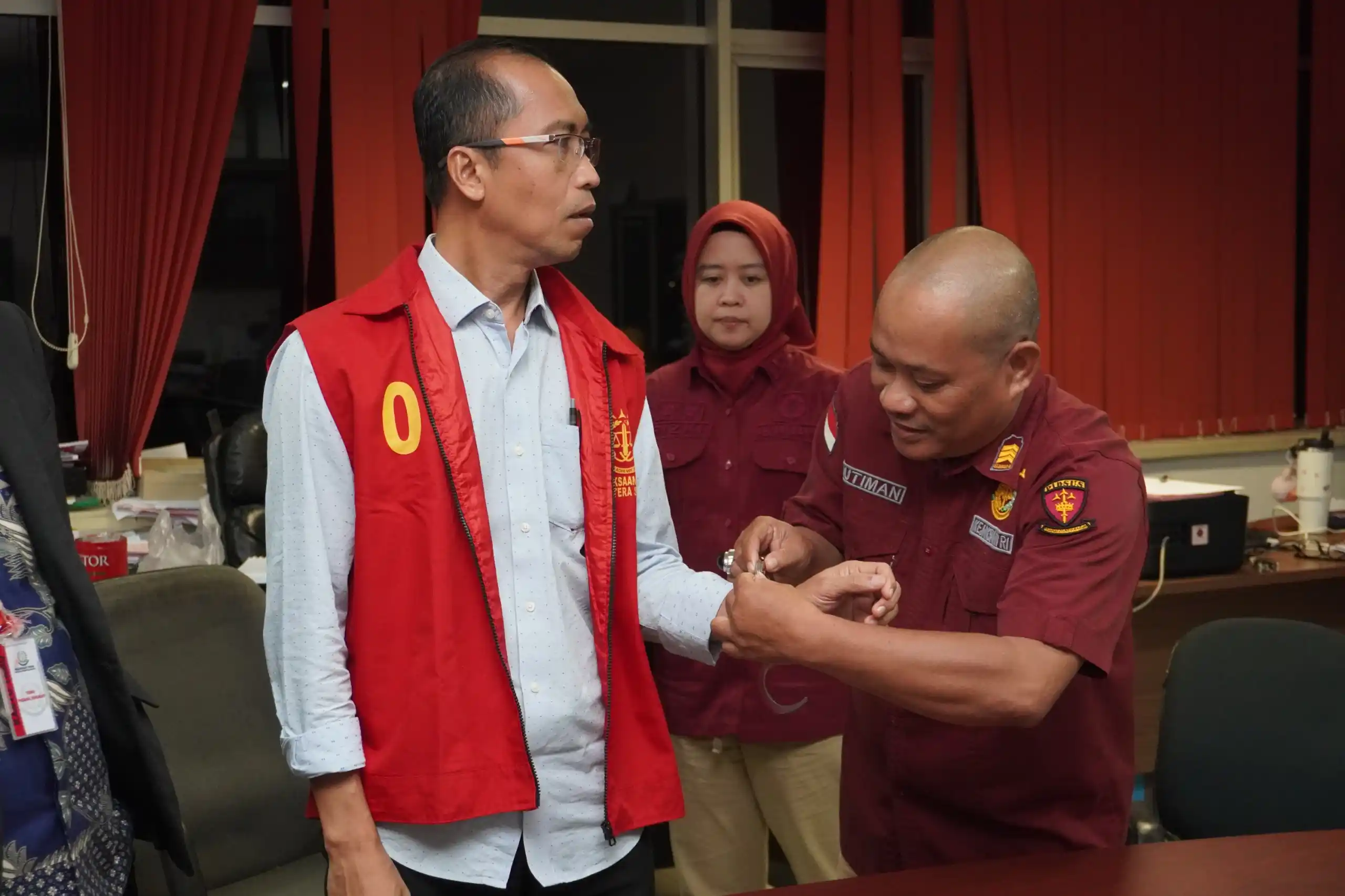 Kepala Cabang PT Magna Beatum (MB) Rainmar Yosandi mengenakan rompi tahanan Kejati Sumsel (Foto: Dok MI/Kejati Sumsel)