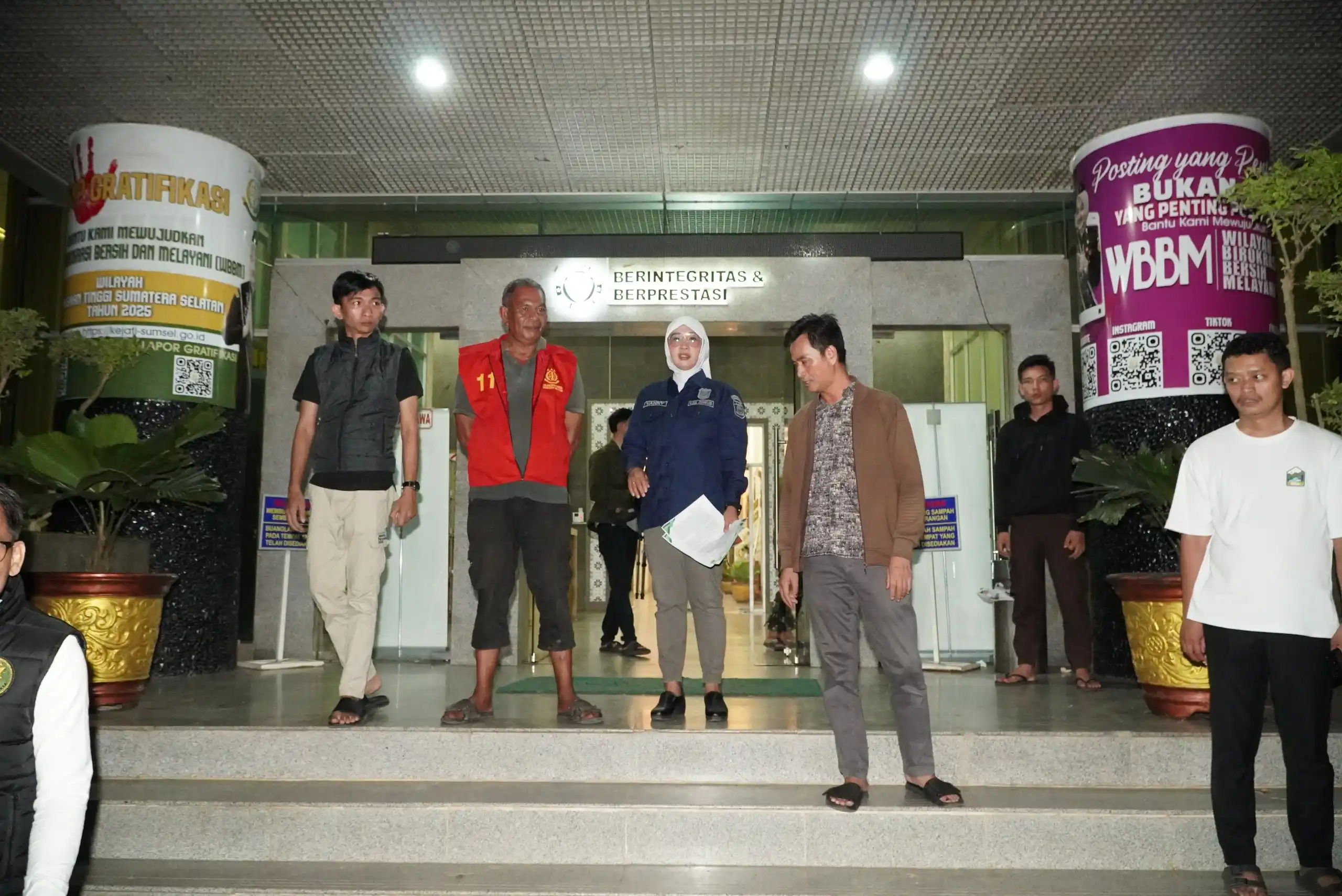 Pada hari Sabtu tanggal 09 Agustus 2025 sekira pukul 18.05 WIB, bertempat di Jalan Mayjen Yusuf Singedekane, Kota Palembang, Provinsi Sumatera Selatan, Tim Tangkap Buron (TABUR) Kejaksaan Tinggi Sumatera Selatan berhasil mengamankan Daftar Pencarian Orang (DPO) atas nama Terpidana Jhoni Engglani Bin Samsu, yang merupakan DPO asal Kejaksaan Negeri Ogan Ilir.