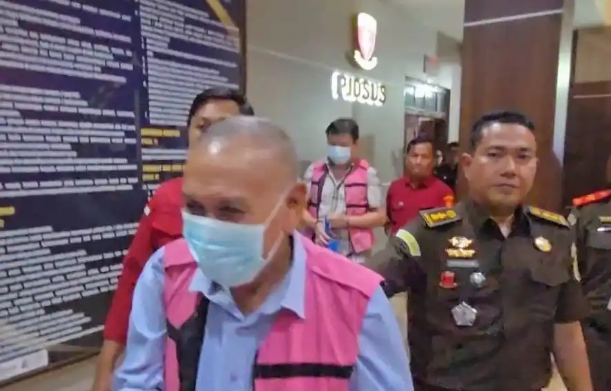 Bambang Pranoto Seputra alias BPS selaku Direktur Utama PT Bismacindo Perkasa (perusahaan distributor barang), dan Bambang Giri Arianto alias BGA selaku Direktur Utama PT Gunung Emas Eka Putra (perusahaan penyedia barang) digiring masuk ke mobil tahanan Kejati Sumut, Rabu (26/11/2025) (Foto: Dok MI)
