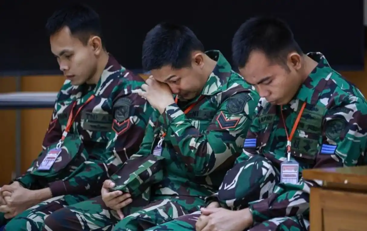 Sertu Akbar Adli (tengah), Kelasi Kepala Bambang Apri Atmojo (kanan) dan Sertu Rafsin Hermawan (kiri) mdi Pengadilan Militer II-08 Jakarta, Senin (17/3/2025).