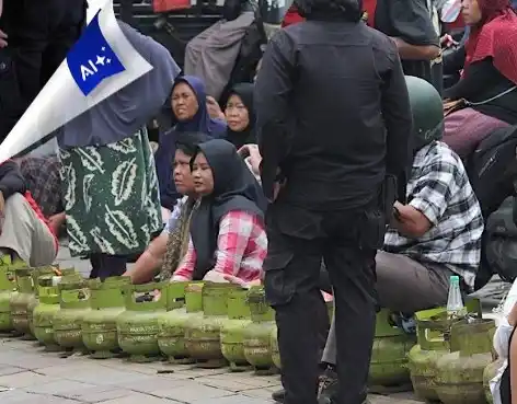 Warga Terlihat Sedang Kelelahan Mengantri demi Mendapatkan Gas LPG 3 Kg (Foto: Dok MI)