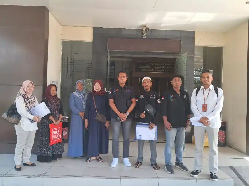 Keluarga Endah melaporkan dugaan tindak pidana perdagangan orang (TPPO) saat ke Polda Jawa Barat, didampingi oleh BP2MI. (Foto.dok PMI)