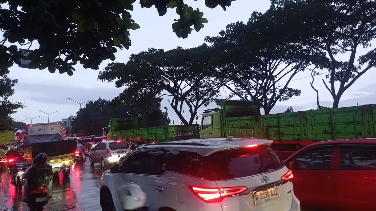 Kemacetan parah di Jalan Soekarno Hatta, Kota Bandung akibat banjir di kawasan Gedebage pada Jumat (7/3/2025) sore. (Foto: Sugiyanto/MI)