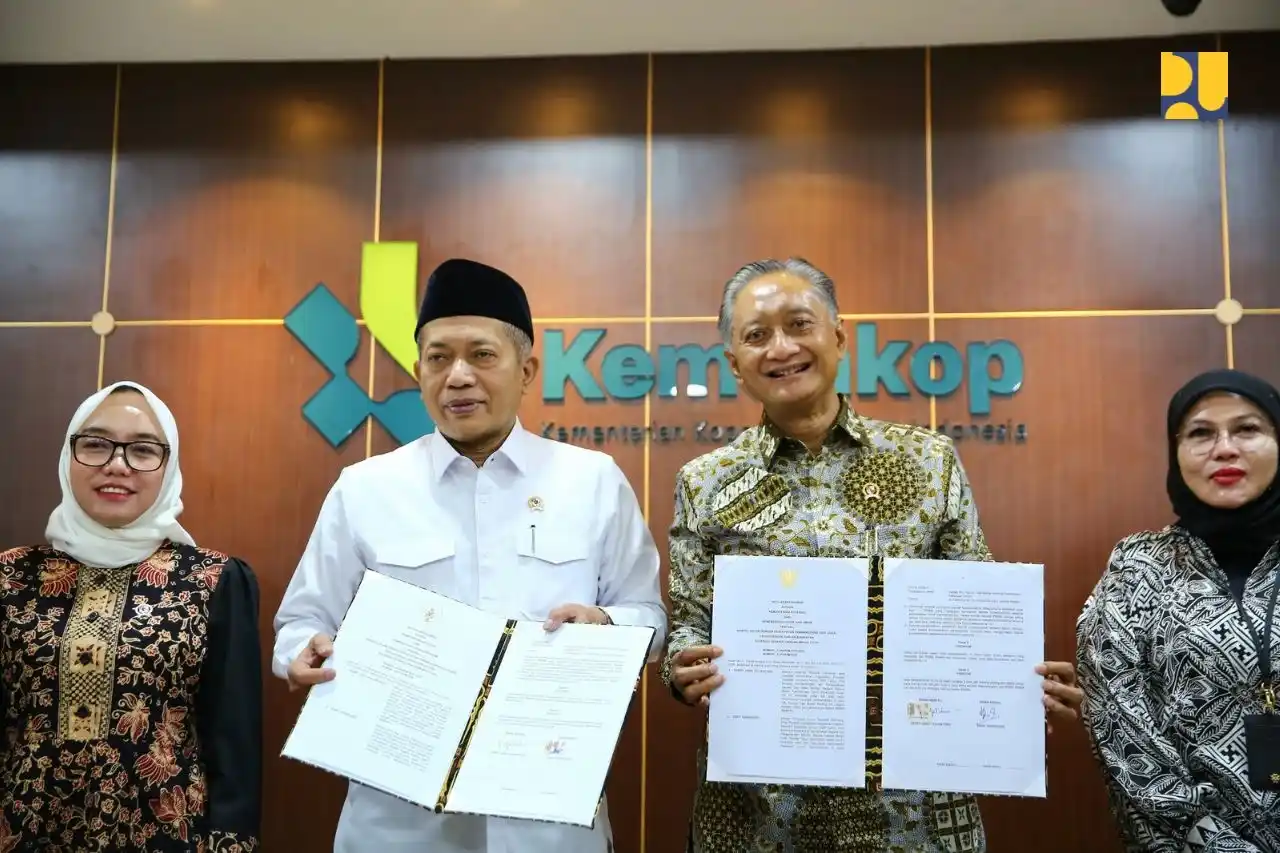 Kementerian PU dan Kemenkop tandatangani MoU Sinergi dalam Rangka Percepatan Pembangunan Fisik Gerai, Pergudangan, dan Kelengkapan Koperasi Desa/Kelurahan Merah Putih di Kantor Kementerian PU, Jakarta, Jumat (7/11). (Foto: PU)