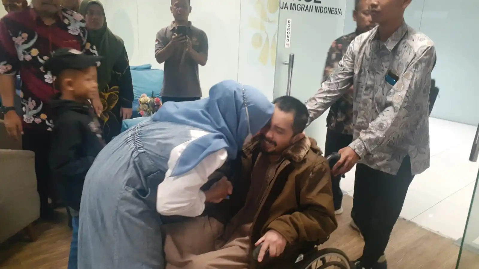 Abdul Rahman Dian Hur, seorang PMI yang mengalami kecelakaan kerja di Riyadh, Arab Saudi saat tiba di Bandara Soetta. (Foto: Dok MI)