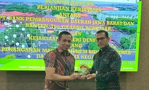 Kepala Bank BJB Cabang Denpasar, Sonny Permana bersama Kajari Denpasar Agus Setiadi (Foto: Istimewa)