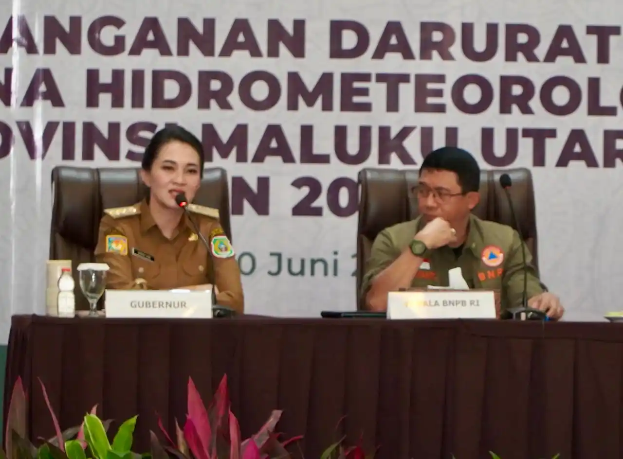 Kepala BNPB Letjen TNI Suharyanto bersama Gubernur Malut Sherly Tjoanda saat memimpin Rakor penanganan bencana di Hotel Bela, Ternate, Senin (30/6) (Foto: Biro Adpim)