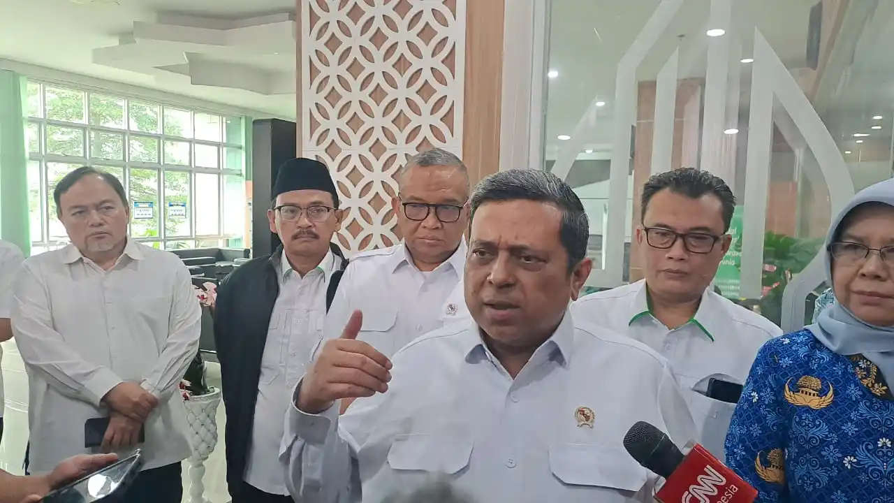 Kepala BPJPH Ahmad Haikal Hasan saat beberkan 9 poduk makanan mengandung babi (foto: Rizal)