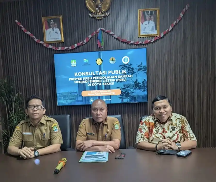 Kepala Dinas Lingkungan Hidup Kota Bekasi, Yudianto (tengah) dan sebelah Kanan (Baju Batik) Pihak Swasta (Foto:Dok DLH)
