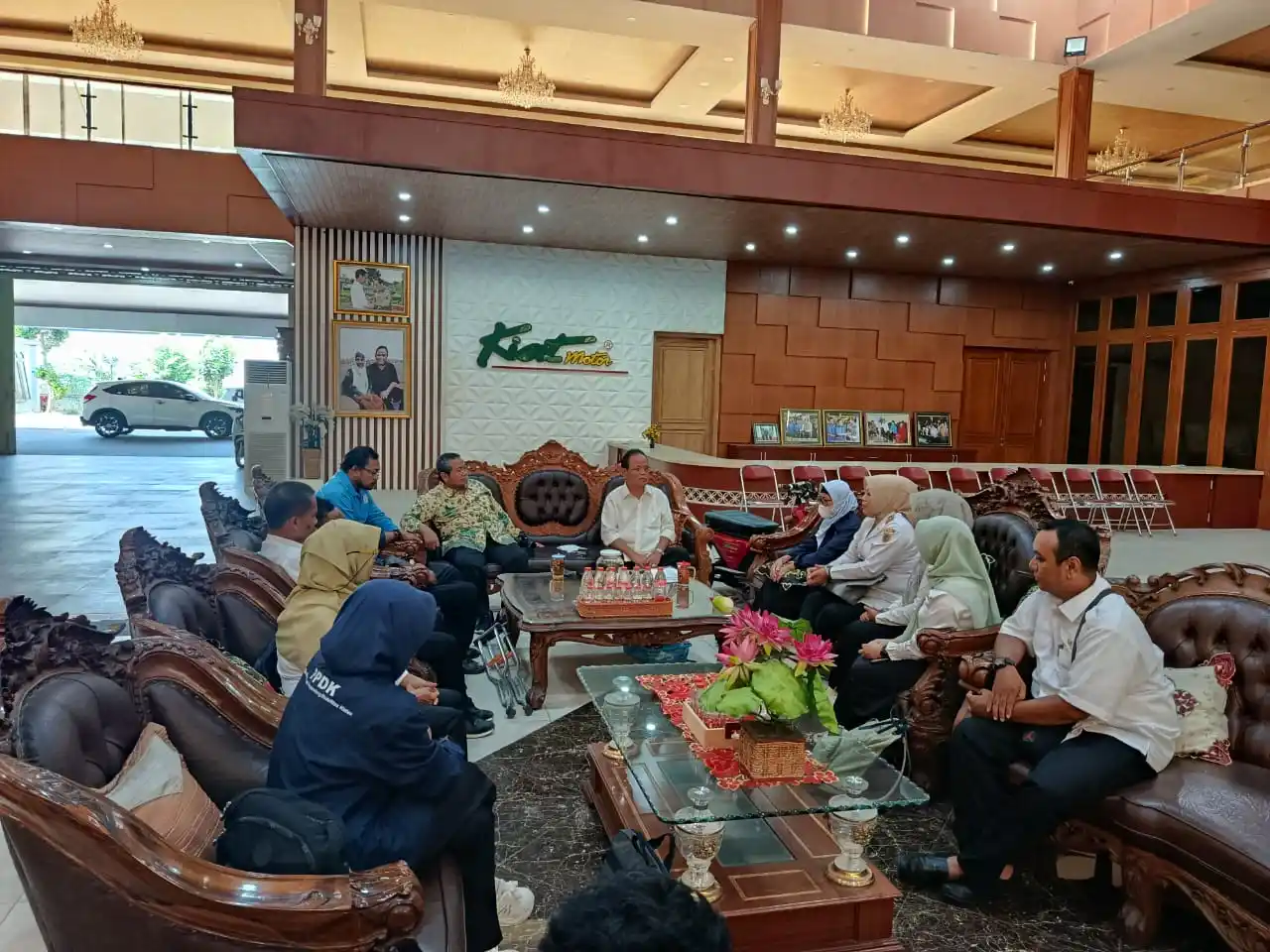 Kepala Dinsos P3APPKB Kabupaten Klaten, Puspo Enggar Hastuti, SE, bersama jajaran, Antasena Kemensos RI, dan PPDK bersilaturahmi dengan H. Sukiyat di Trucuk Klaten (Foto: Istimewa)