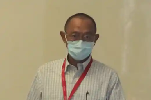 Kepala Divisi Program Sosial Bank Indonesia (PSBI) Hery Indratno berjalan keluar usai menjalani pemeriksaan di Gedung Merah Putih KPK, Jakarta, Rabu (25/6/2025).