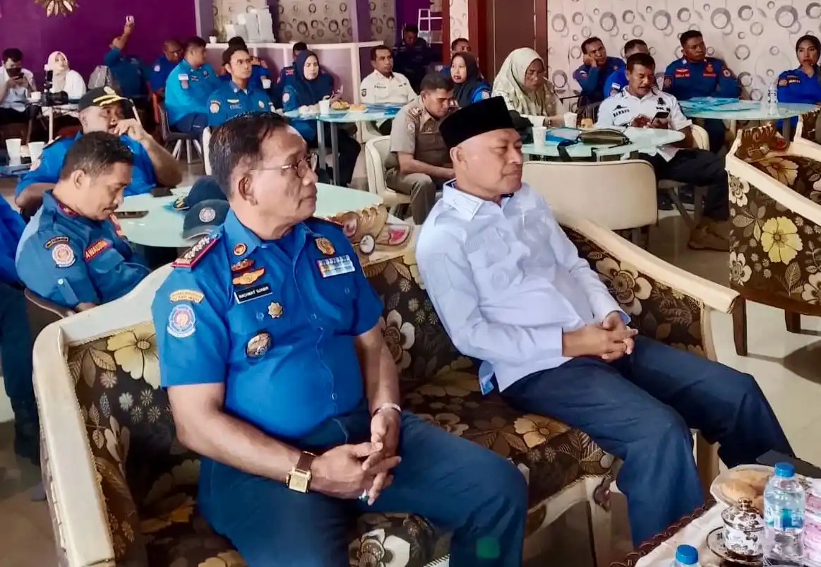 Kepala Satpol PP Malut, Rachmat Djabir, saat duduk bersama Wagub Malut, Sarbin Sehe, menjelang pembukaan kegiatan pembinaan aparatur pemadam kebakaran dan penyelamatan di Aula Penginapan Yusmar, Sofifi, Rabu 6 Agustus 2025. (Foto: Dok Satpol PP Malut).