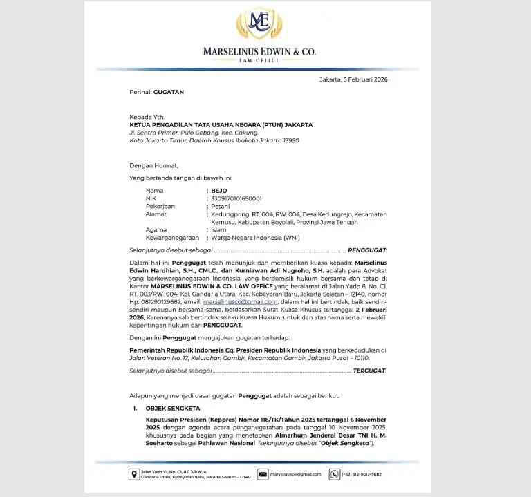 Seorang warga Boyolali menggugat Presiden RI ke PTUN Jakarta atas Keppres Nomor 116/TK/Tahun 2025 yang menetapkan Soeharto sebagai Pahlawan Nasional. Penggugat mengaku korban langsung proyek Waduk Kedung Ombo dan menilai pemberian gelar tersebut melukai korban, melegitimasi kebijakan represif masa lalu, serta bertentangan dengan hukum dan asas pemerintahan yang baik. Ia meminta pengadilan membatalkan Keppres, mencabut gelar pahlawan, serta menunda pelaksanaannya selama proses hukum berlangsung. Gugatan ini dinilai berpotensi mengguncang narasi resmi negara tentang sejarah dan keadilan bagi korban pembangunan Orde Baru.