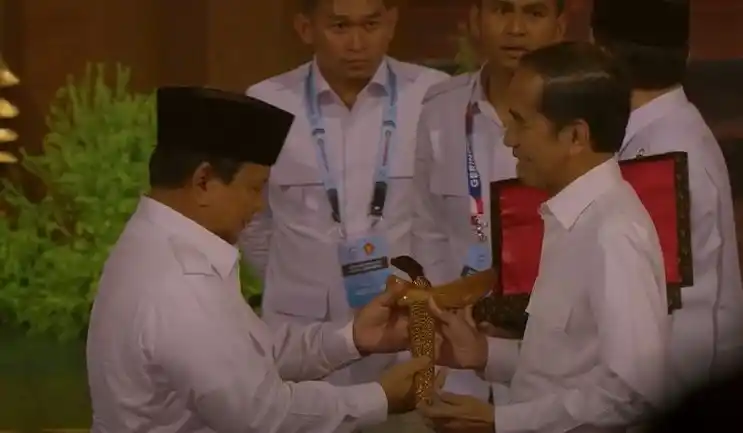 Presiden RI Prabowo Subianto menghadiahkan satu buah keris kepada mantan Presiden ke-7 Joko Widodo (Jokowi) (Foto: Dok MI/Aswan)