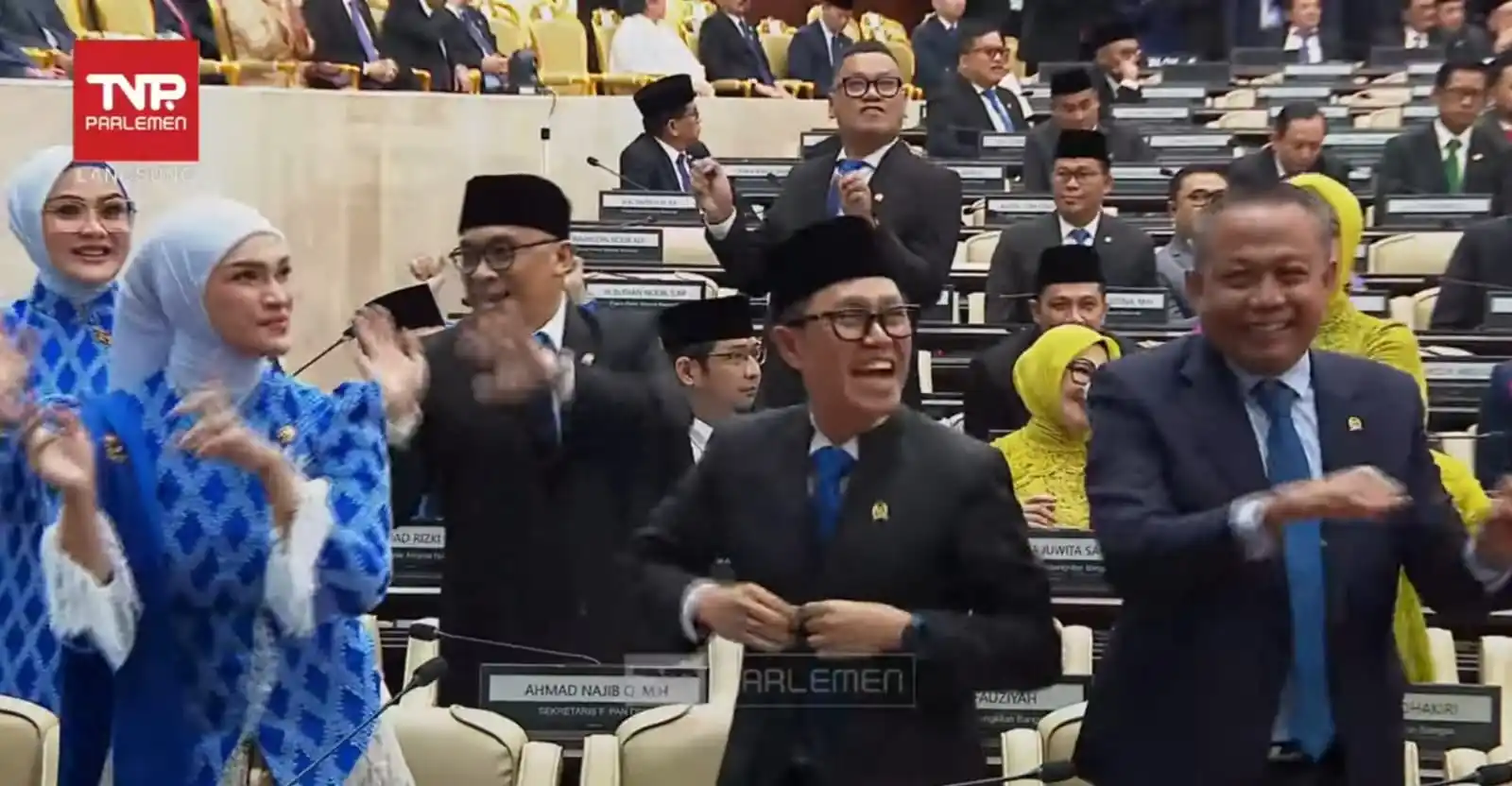 Ketika DPR Diam, Rakyat dan Polisi Saling Berbenturan (Foto: Ist)