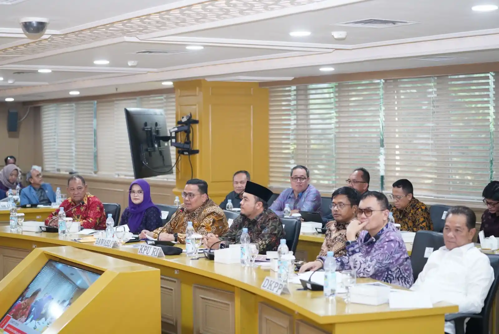 Ketua Bawaslu RI, Rahmat Bagja sampaikan hasil pengawasan pemungutan suara saat rapat kerja bersama Komite I DPD RI