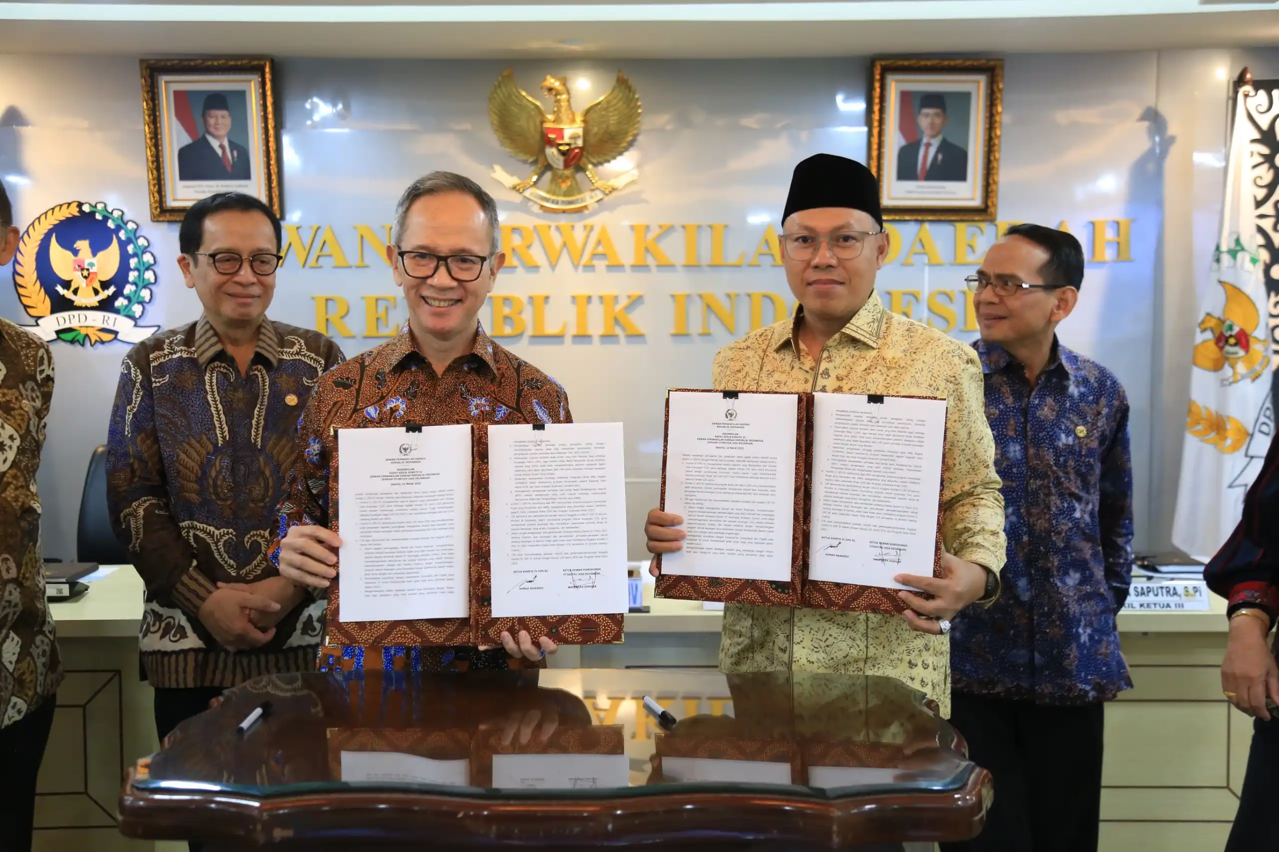 Ketua Dewan Komisioner OJK, Mahendra Siregar dan Ketua Komite IV DPD RI Ahmad Nawardi. (Dok. MI)