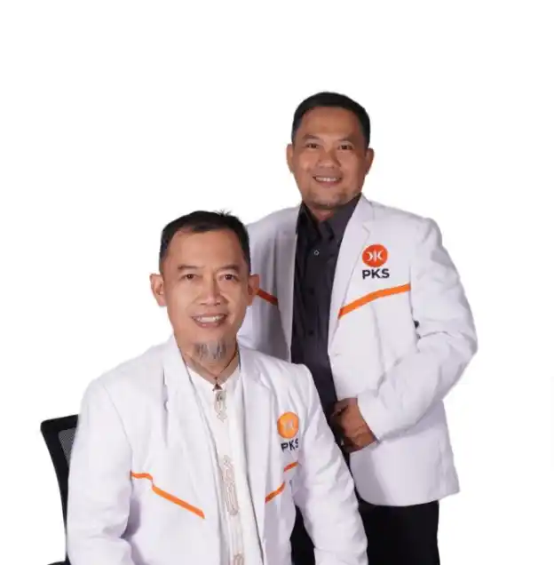 Arief Kurniawan (duduk ) dan anggotanya (Foto: Istimewa)