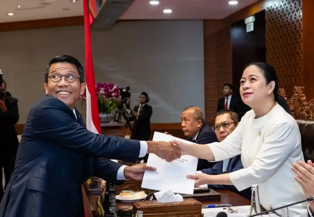Ketua DPR RI Puan Maharani menerima  surat permohonan pertimbangan dari Presiden Prabowo Subianto terkait usulan calon dubes telah dibacakan dalam Rapat Paripurna DPR RI. (Foto. Rizal)