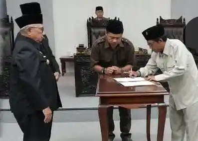 Ketua DPRD Kabupaten Blitar, saat penandatanganan Rancangan Peraturan Daerah (Ranperda) Perubahan APBD 2025 (Foto: Dok/JK-MI)