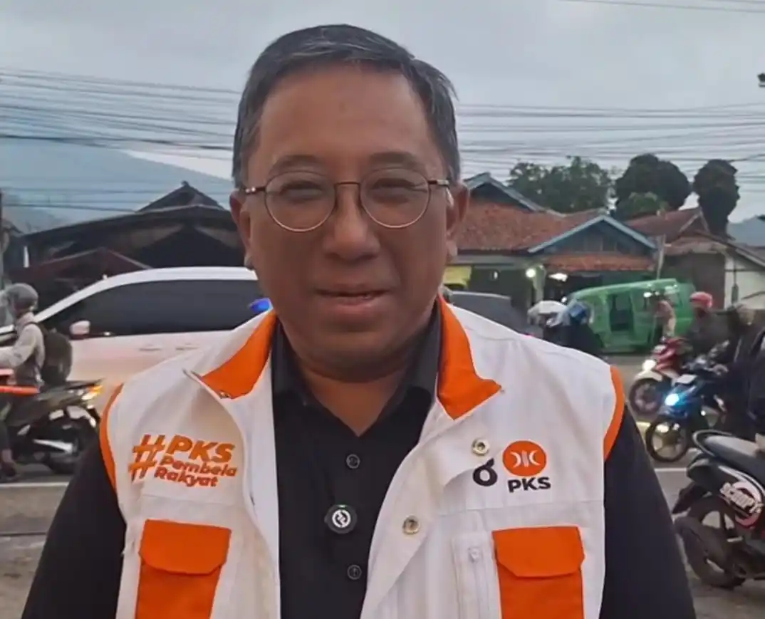 Ketua DPW PKS Jawa Barat, Haru Suandharu saat berada di posko mudik Lebaran di jalur Nagreg, Kabupaten Bandung. (Foto: Tangkapan layar)