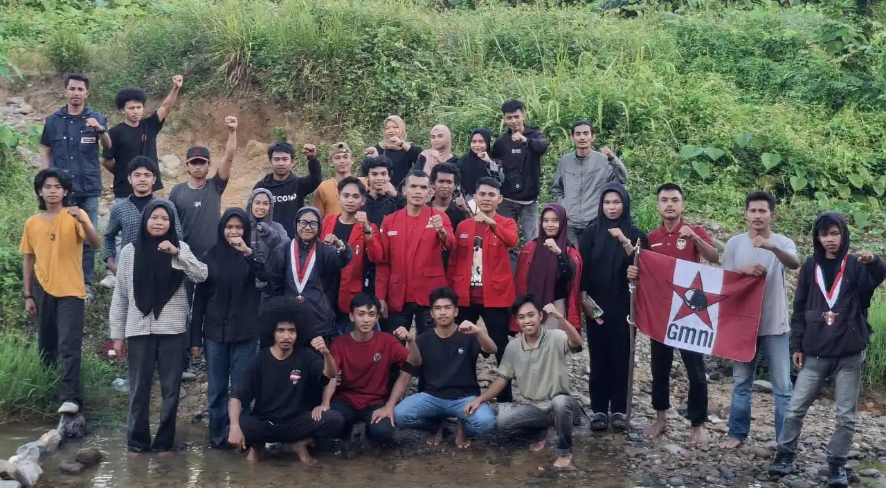 ketua DPC GMNI Kendari, Rasmin Jaya dalam pengukuhan peserta Pekan Penerimaan Anggota Baru (PPAB) Dewan Pengurus Komisariat (DPK) Gerakan Mahasiswa Nasional Indonesia (GMNI) Fakultas Hukum Universitas Halu Oleo (UHO) pada Minggu (11/5/2025).