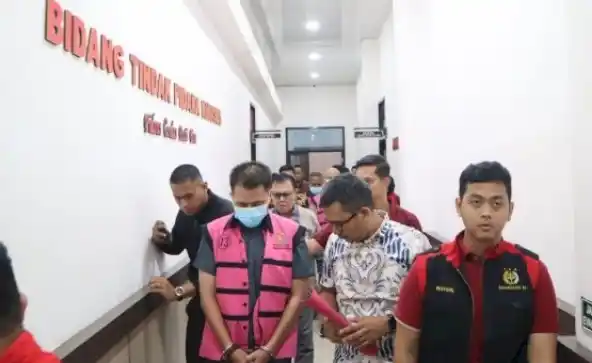 Para tersangka digiring masuk ke mobil tahanan (Foto: Istimewa)