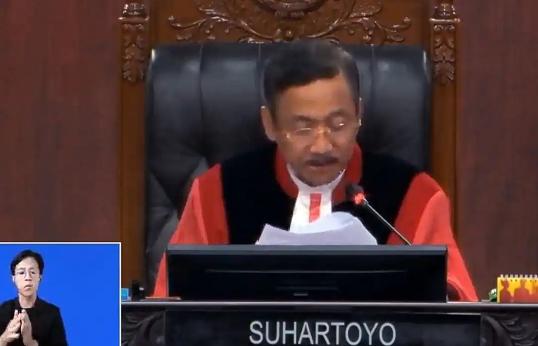 Ketua MK Suhartoyo membacakan putusan atas gugatan sejumlah perkara dalam sidang yang digelar di ruang sidang pleno Mahkamah Konstitusi, Jakarta Pusat, Kamis (13/11/2025)