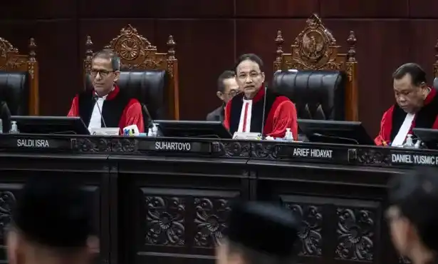 Mahkamah Konstitusi (MK) membuat kejutan di awal tahun 2025 dengan menghapus ketentuan ambang batas (presidential threshold) pencalonan presiden dan wakil presiden. Menurut MK aturan ini inkonstitusional karena bertentangan dengan hak politik dan kedaulatan rakyat seperti dijamin di UUD 1945. (Foto: Dok MI)