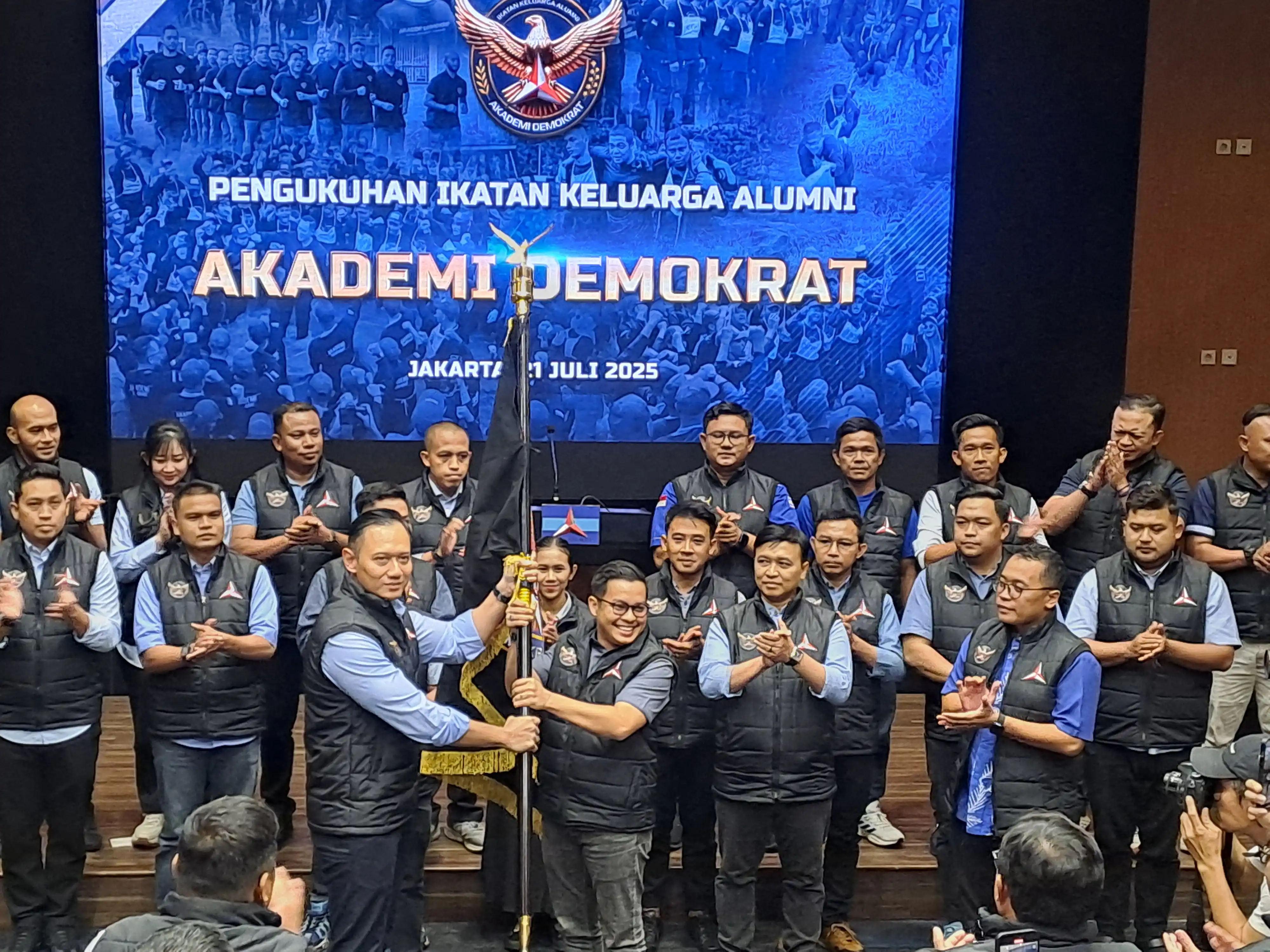 Ketua Umum Agus Harimurti Yudhoyono (AHY) saat kukuhkan IKA AKDEM. (Foto. Rizal)