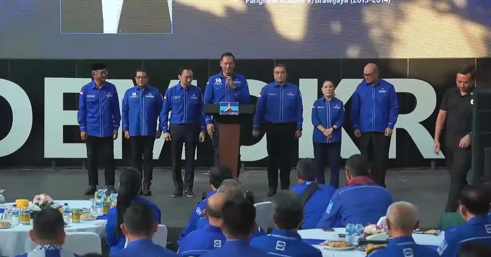 Ketua Umum (Ketum) Partai Demokrat Agus Harimurti Yudhoyono (AHY) bersama Para Wakil Ketua Partai. (Foto: Tangkapan Layar)