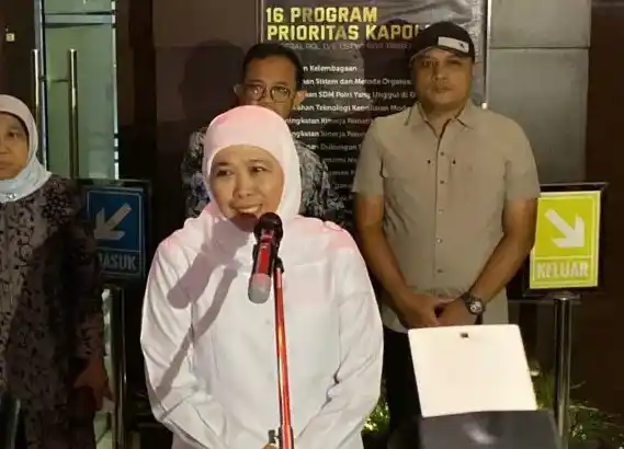 Khofifah Indar Parawansa Gubernur Jawa Timur (Jatim) usai menjalani pemeriksaan selama kurang lebih 8 jam sejak pukul 10.00 WIB di Polda Jatim oleh penyidik Komisi Pemberantasan Korupsi (KPK), Kamis (10/7/2025).