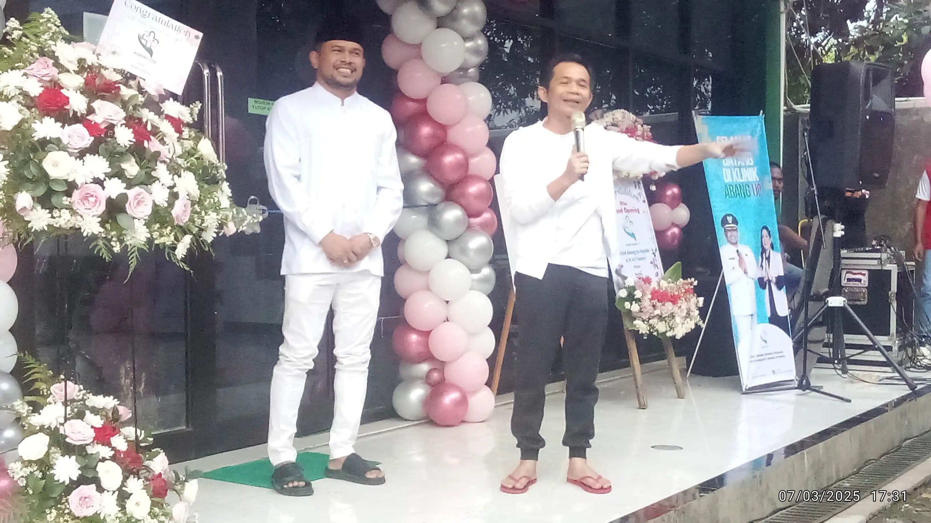 Bupati Purwakarta  Saeful Bahri Binjen membuka klinik Abang Ijo di halaman Hotel Halper Purwakarta, Jum'at (07/03/24) malam.