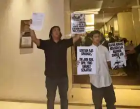 Koalisi Masyarakat Sipil menggeruduk rapat Panja revisi UU TNI di hotel Fairmont, Jakarta, Sabtu (15/3/2025). [Foto: Istimewa]